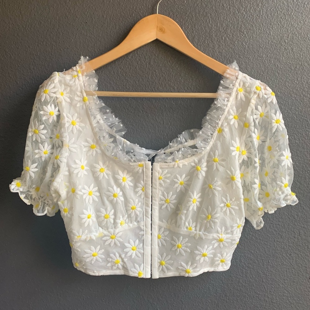 🔆NWT Daisy Embroidered Crop-top - S